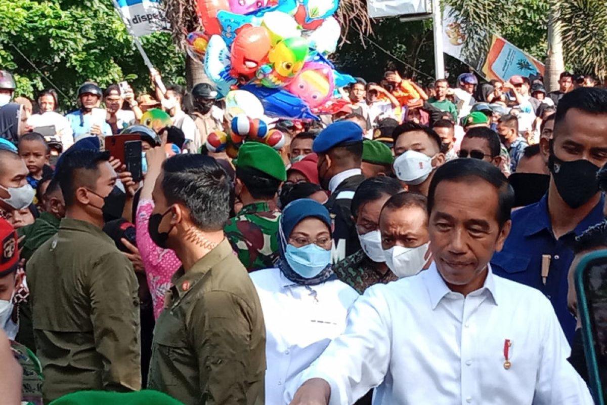 Warga berdesak-desakan sambut Presiden Jokowi di pasar Ternate