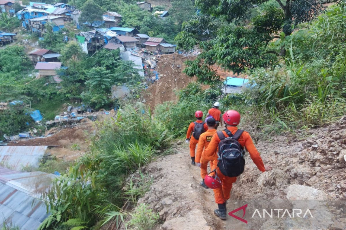 Basarnas cari sisa korban longsor tambang emas