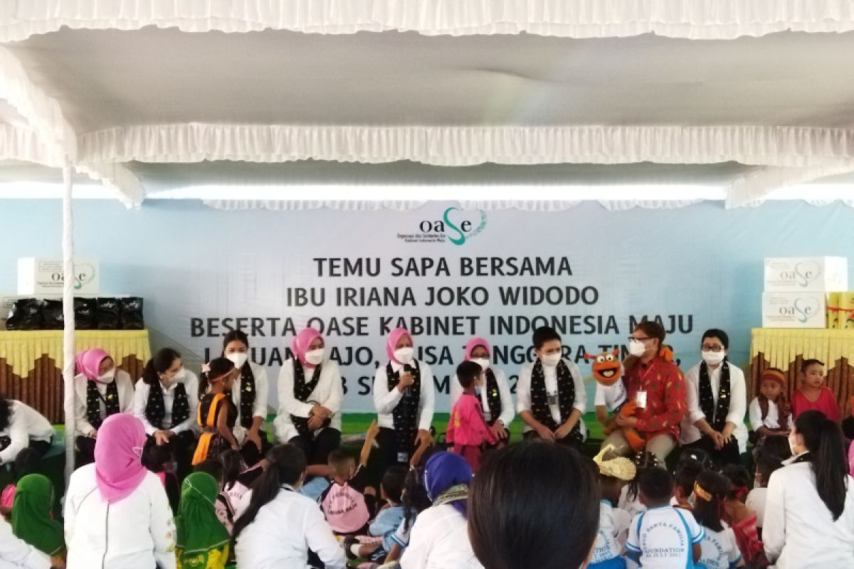 Ibu Negara Iriana mendongeng kepada anak-anak TK di Labuan Bajo