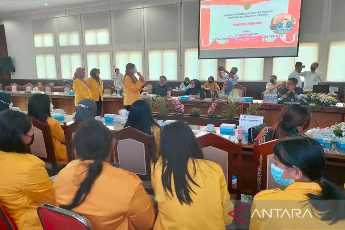 Uji pengetahuan terkait legislatif, Waket DPRD Kalteng bagi-bagi hadiah ke mahasiswa