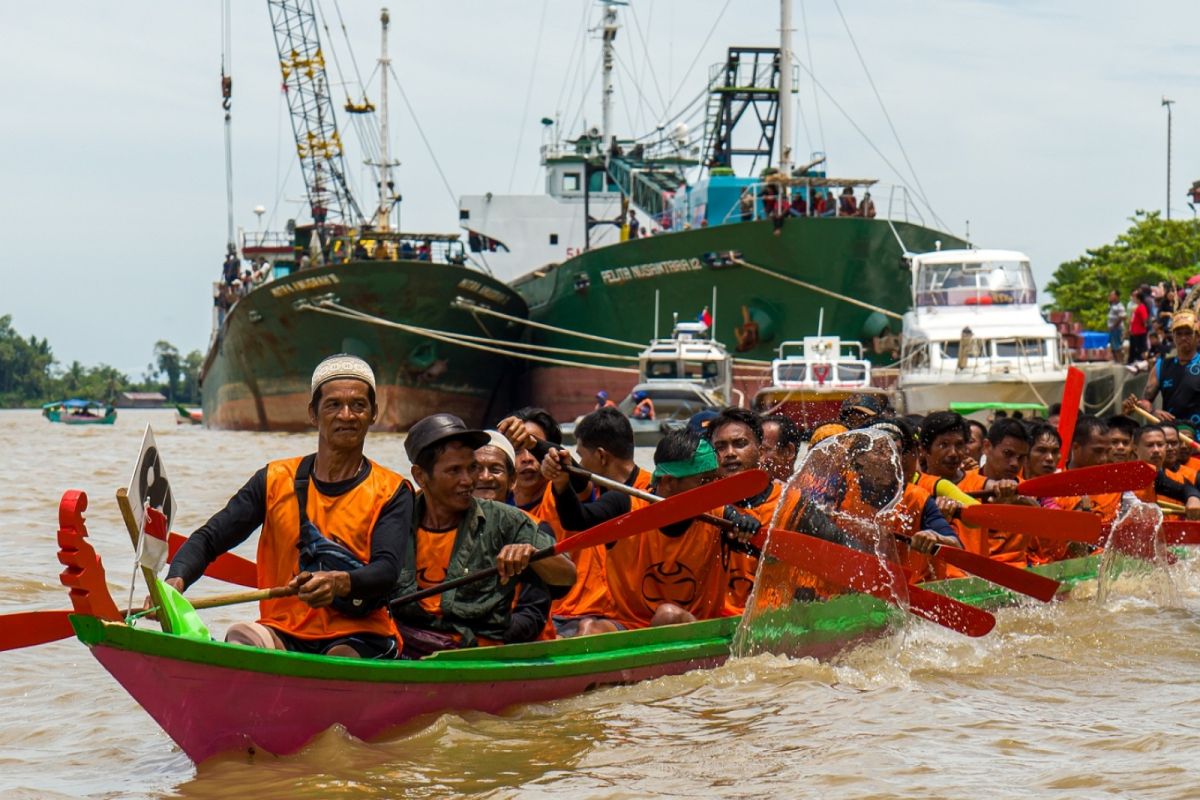 Lomba perahu panjang jadi primadona Festival Sungai Kayan