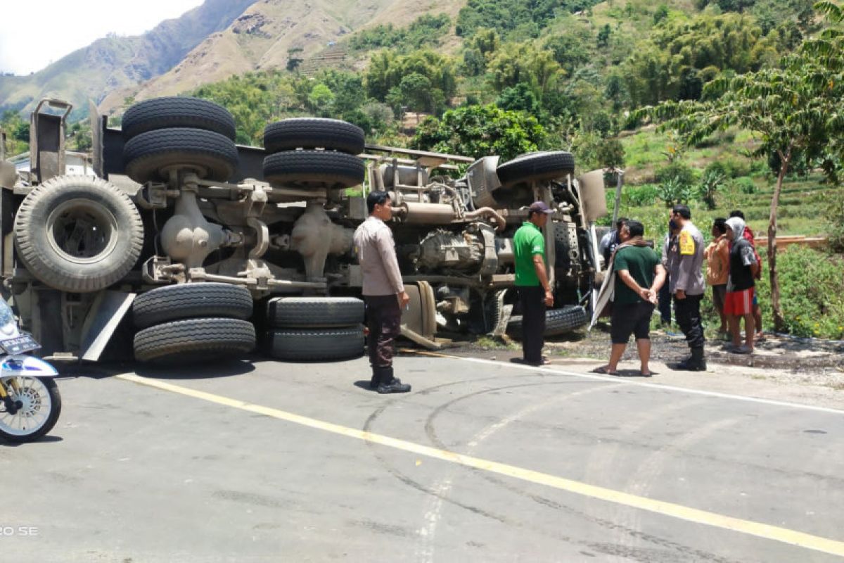 Truk Molen terguling di depan SMPN 2 Sembalun