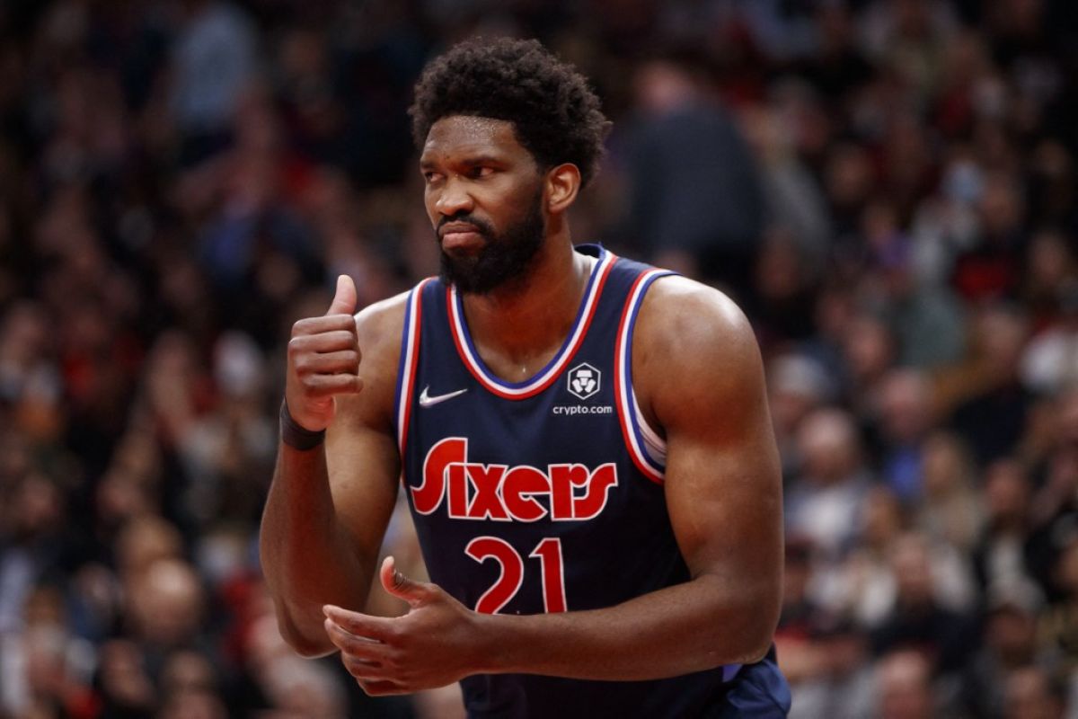 Pebasket Joel Embiid resmi berstatus warga negara Amerika Serikat