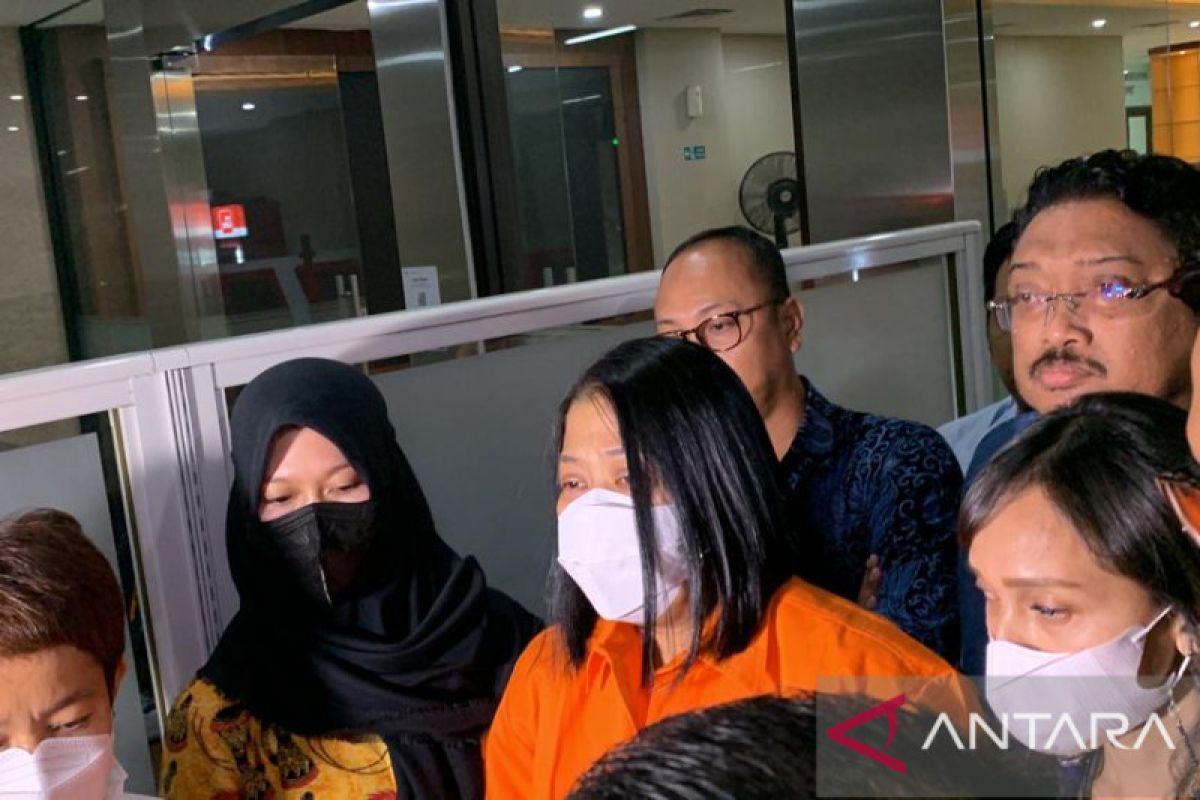 Putri Candrawathi mengenakan baju tahanan bernomor 077