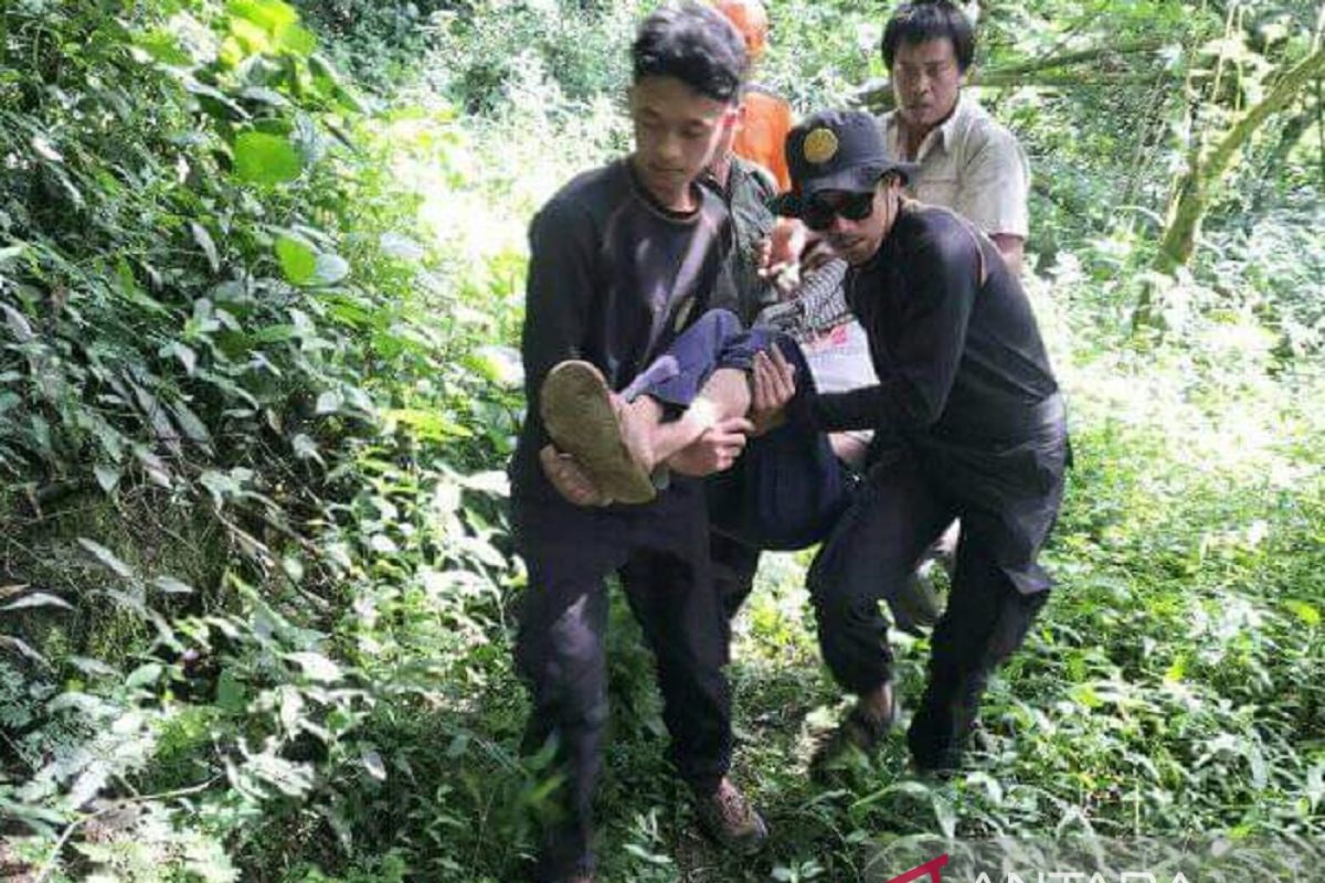 Tim SAR evakuasi peziarah tersesat di Gunung Salak