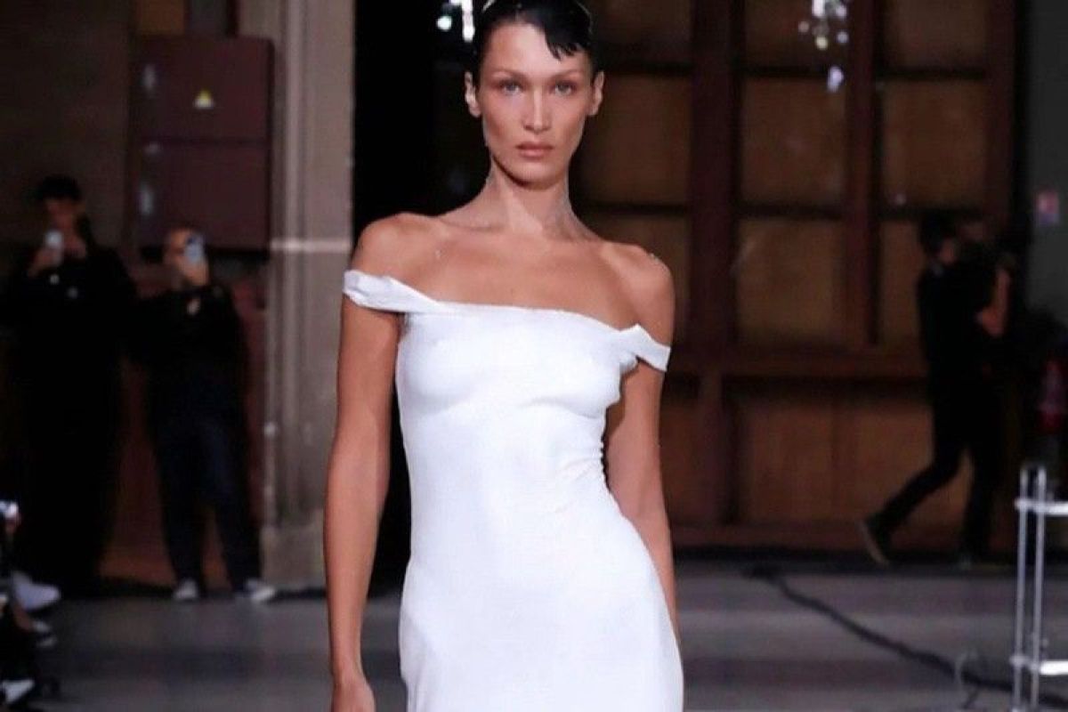 Bella Hadid tampil dengan mengenakan "gaun ajaib" di Paris Fashion Week