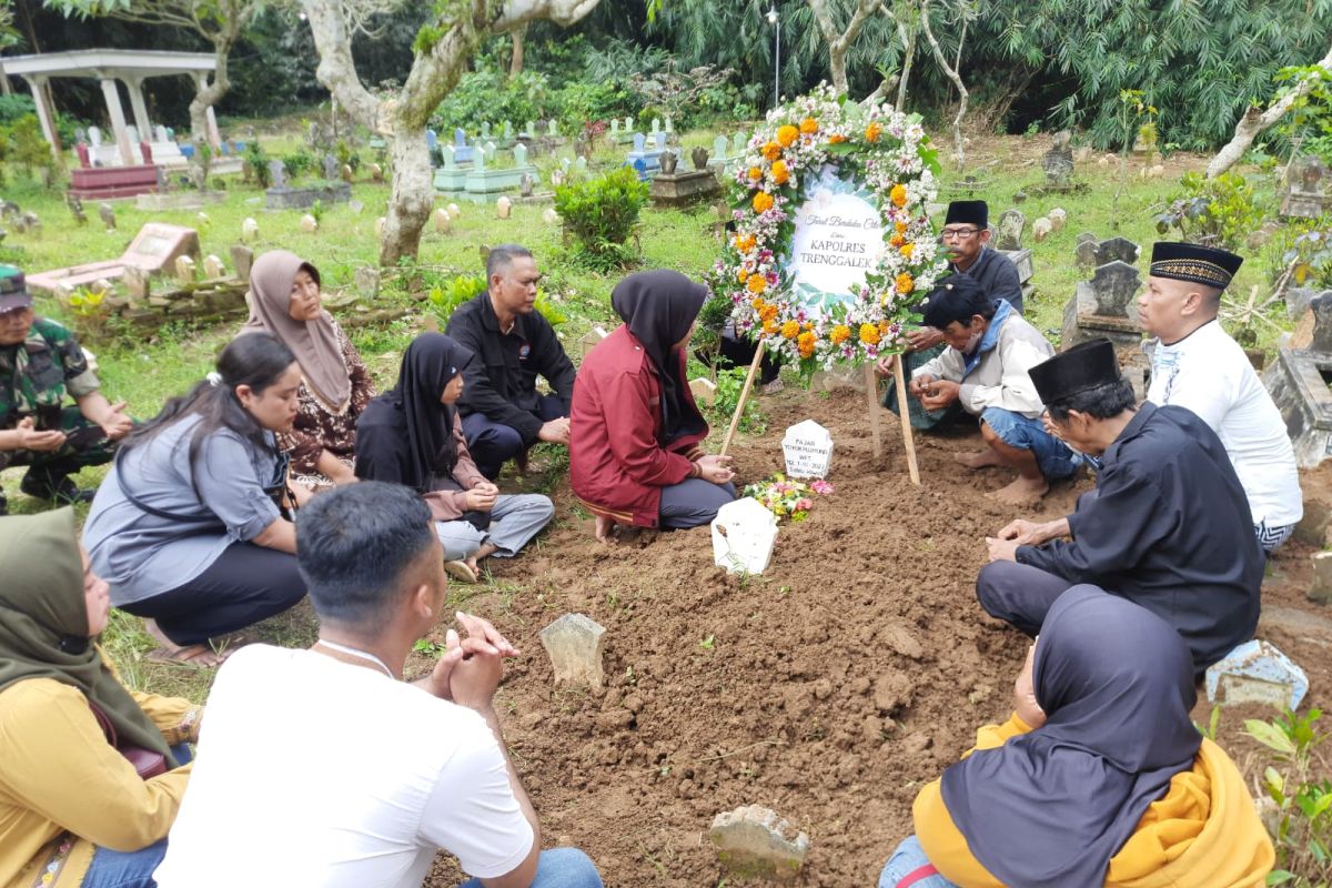 Tragedi Kanjuruhan, Tembakan salvo iringi pemakaman polisi korban suporter asal Trenggalek