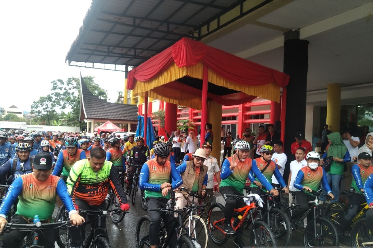 Ribuan orang hujan-hujanan ikuti gowes HUT ke-77 Sumbar