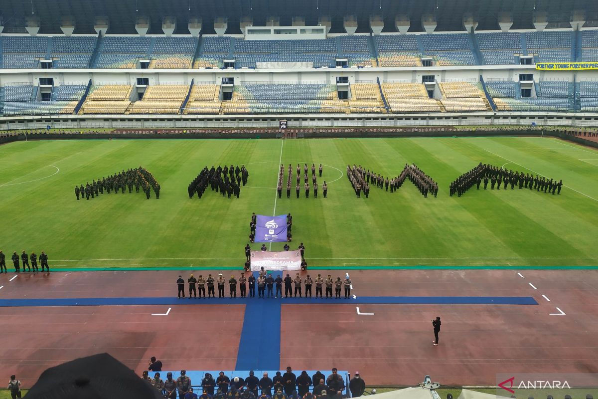 TNI dan Polri bentuk tulisan Arema saat doakan tragedi Kanjuruhan di GBLA