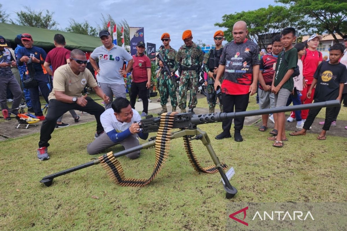 Warga antusias hadiri pameran alutsista TNI di Pantai Piwang Natuna