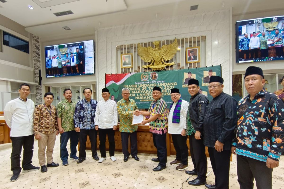 LKB serahkan dokumen pendirian lembaga masyarakat adat Betawi ke DPR