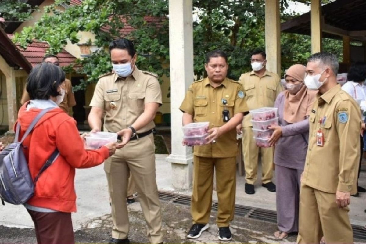 Bupati Lamandau bagikan daging kurban kepada petugas kebersihan