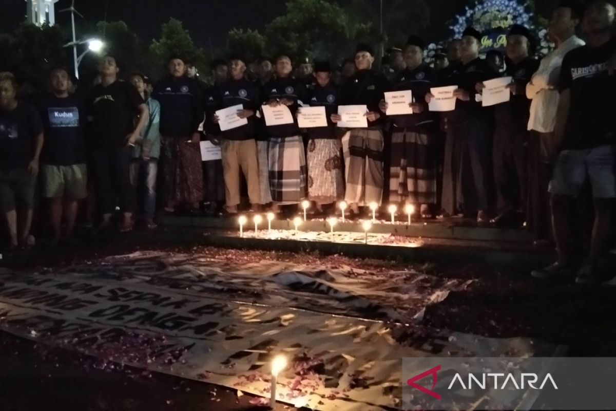 Suporter Persiku gelar doa-nyalakan lilin untuk korban Kanjuruhan