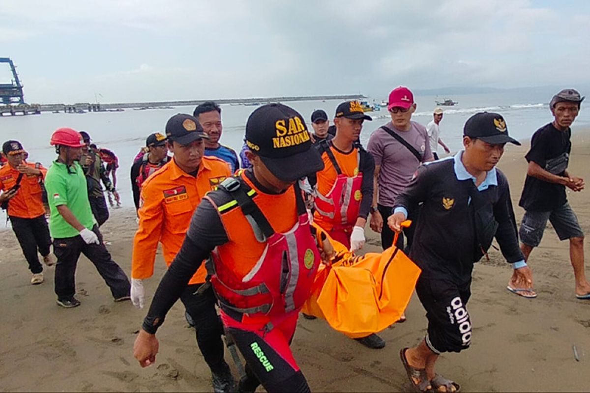 Tim SAR Cilacap evakuasi jenazah wisatawan tenggelam di Pantai Sodong