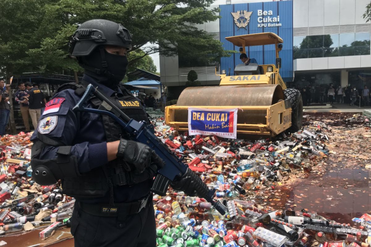 Pemusnahan minuman beralkohol dan rokok ilegal capai Rp10 miliar