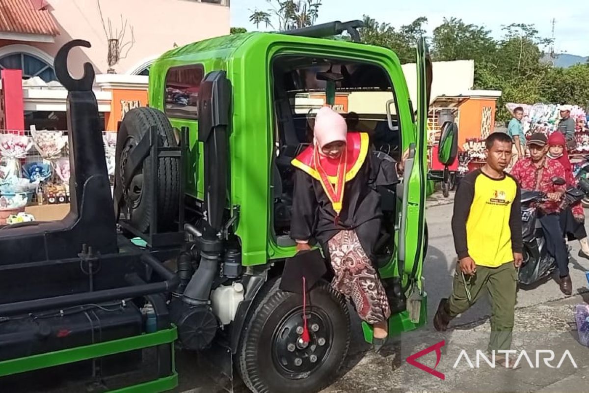 Lulusan kampus UMMY Solok  ini kendarai truk sampah  hadiri wisudanya