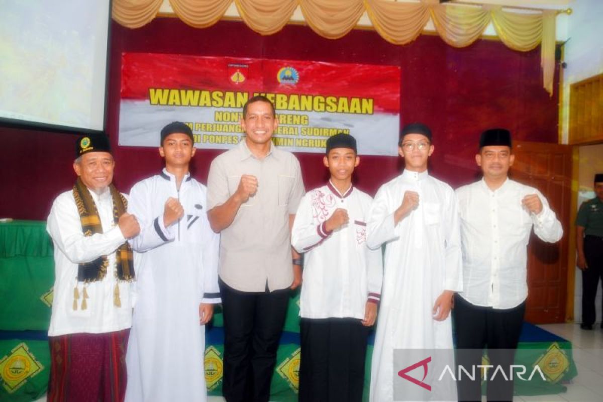 Santri Ngruki nonton film Jenderal Soedirman bersama Danrem Warastratama