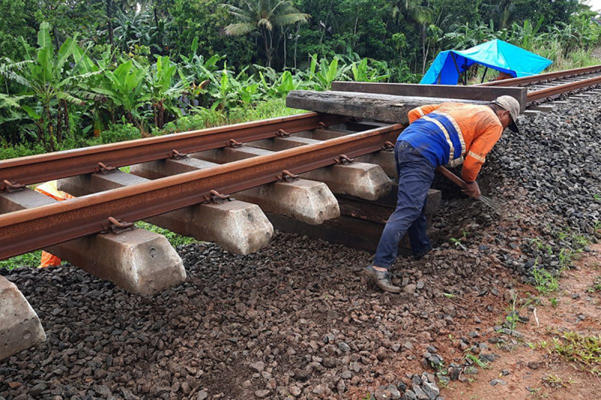 Tanah amblas di Cilacap, perjalanan sejumlah KA lintas selatan Jawa terhambat