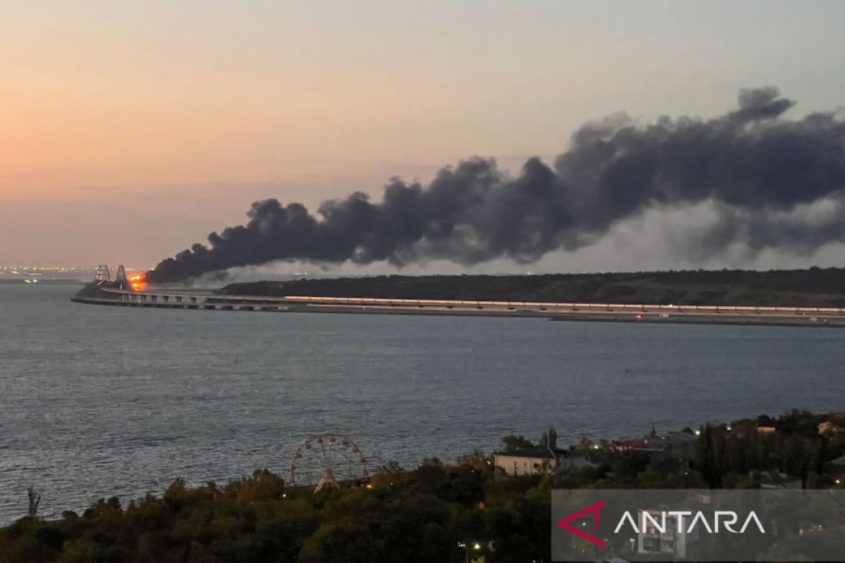 Jembatan penghubung Krimea-Rusia terbakar pada Sabtu pagi