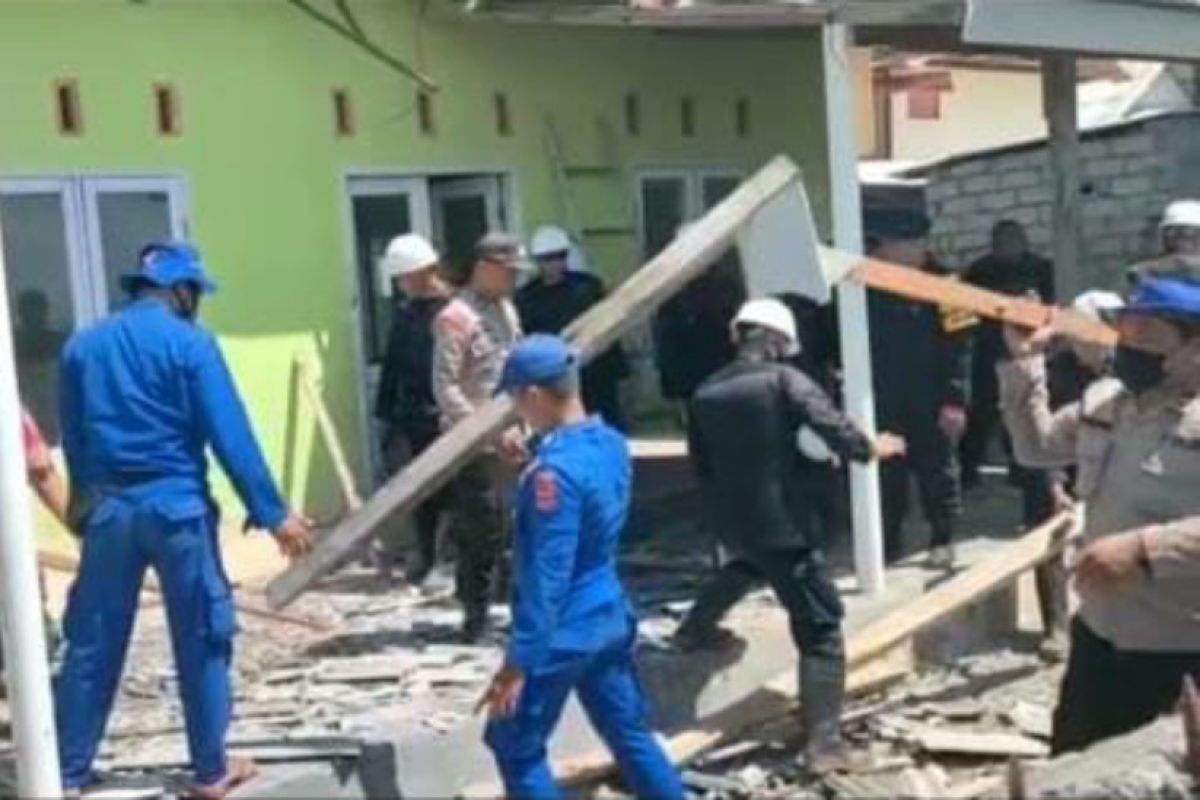 Rumah korban angin ribut diperbaiki