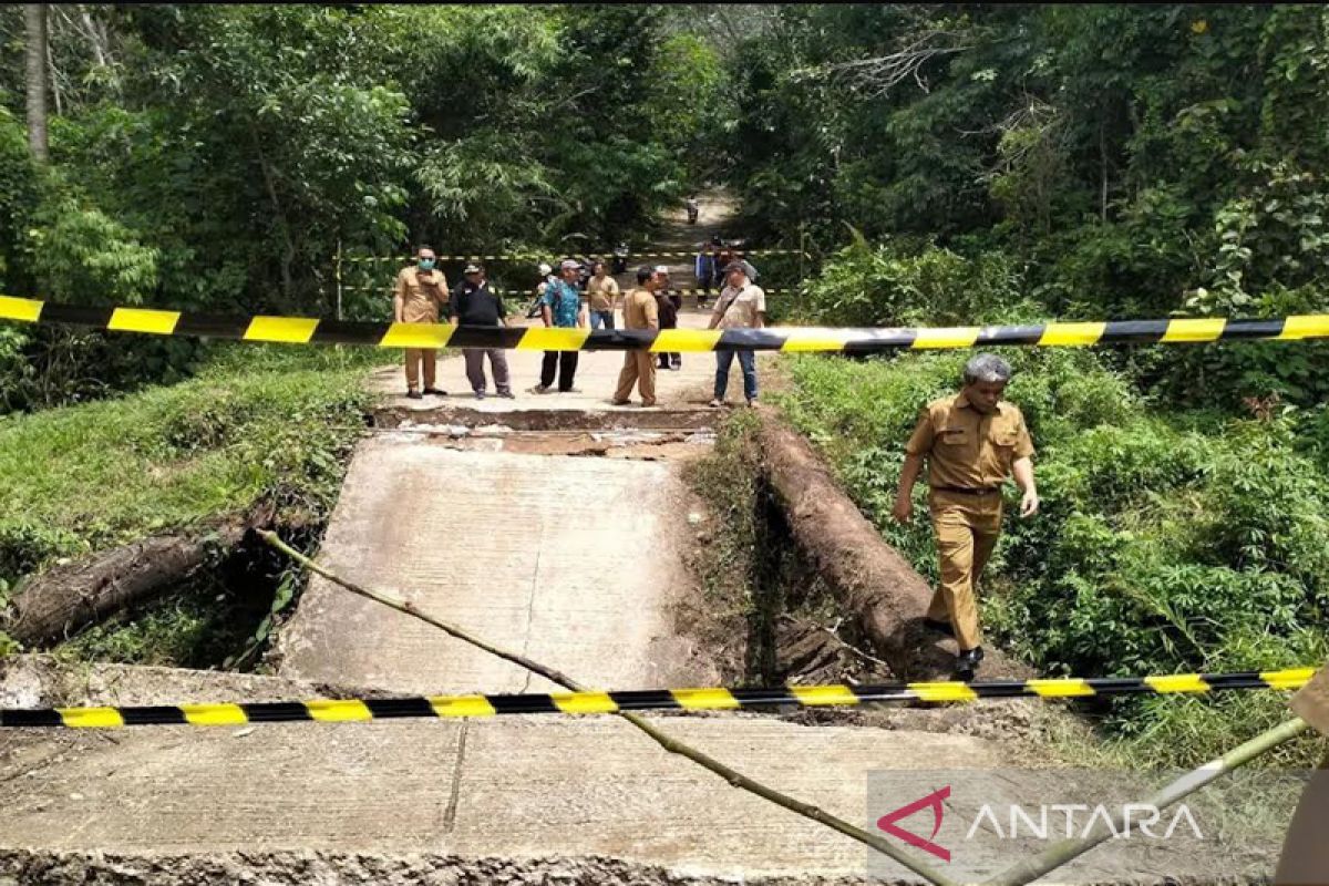 Jembatan penghubung Simpang Kara Malawaken-Lahei I ambruk