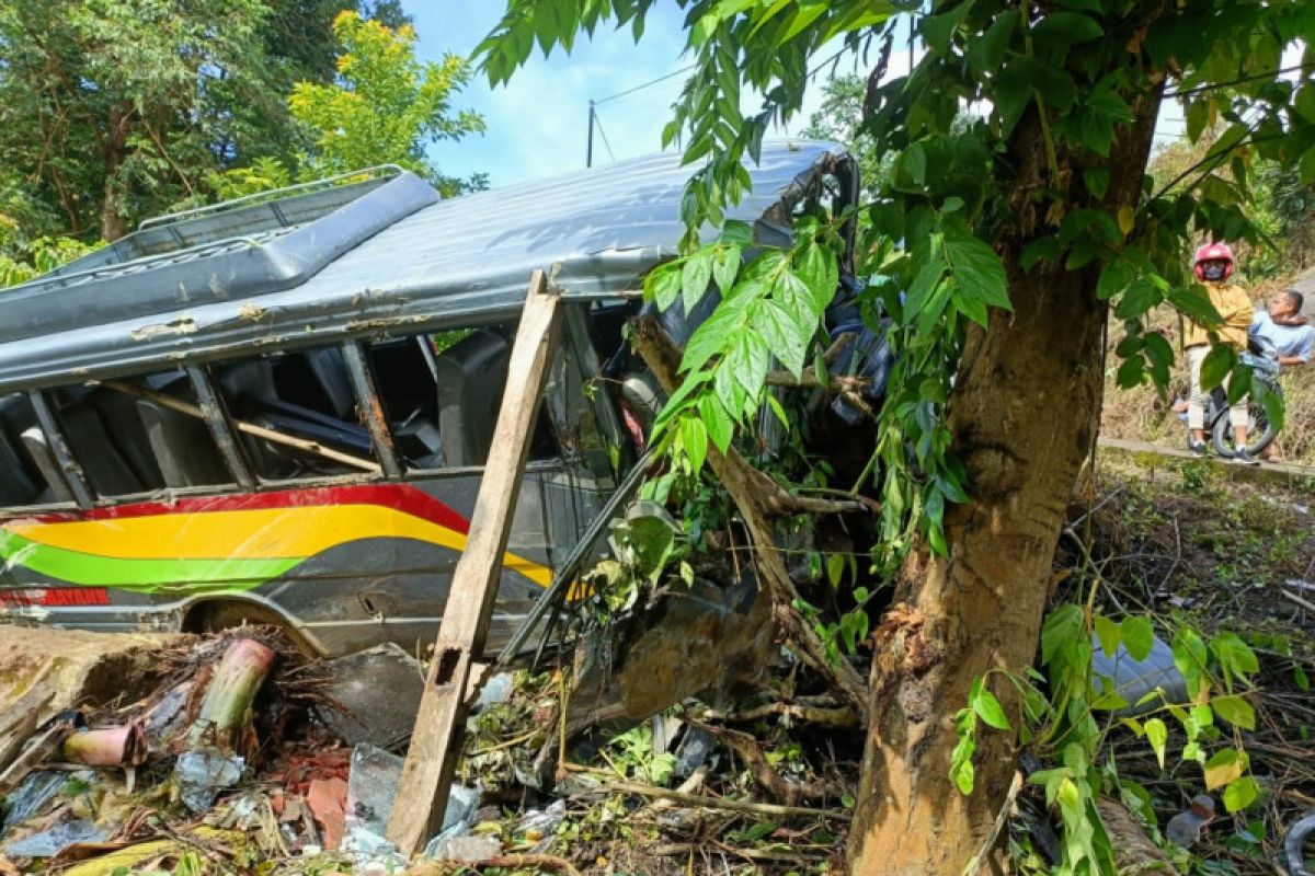 Diduga rem blong, mini bus berpenumpang 20 orang nyemplung ke jurang