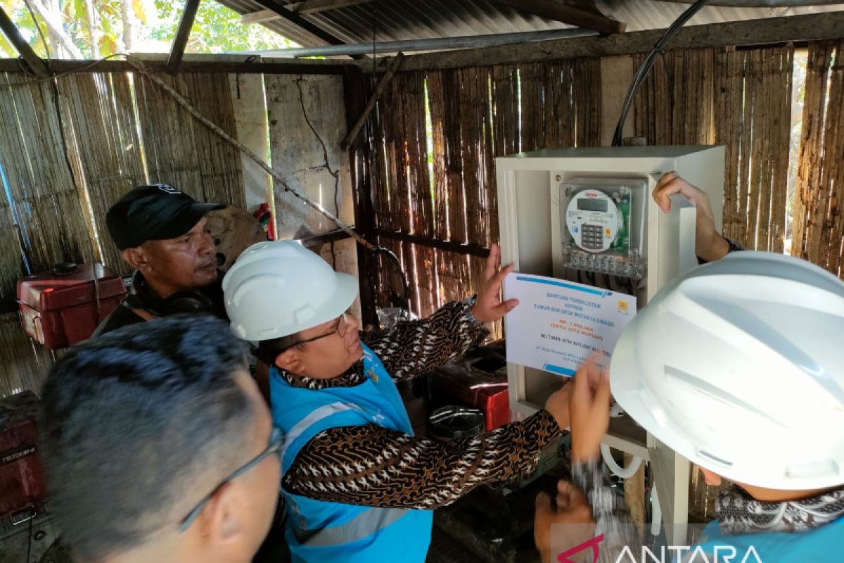 PLN NTT alirkan listrik untuk mesin produksi air di Pulau Adonara