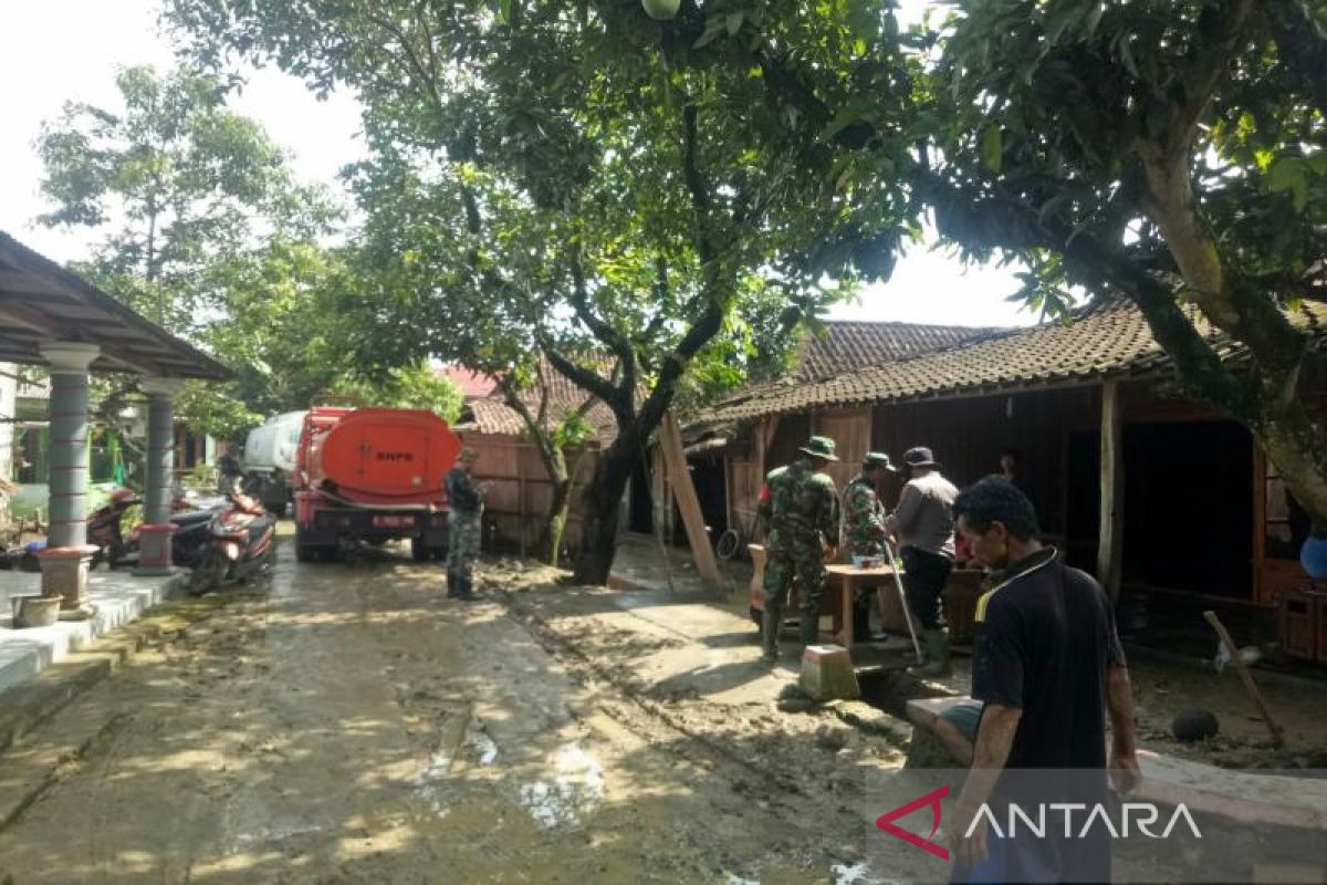 Warga Boyolali tangani sampah akibat banjir