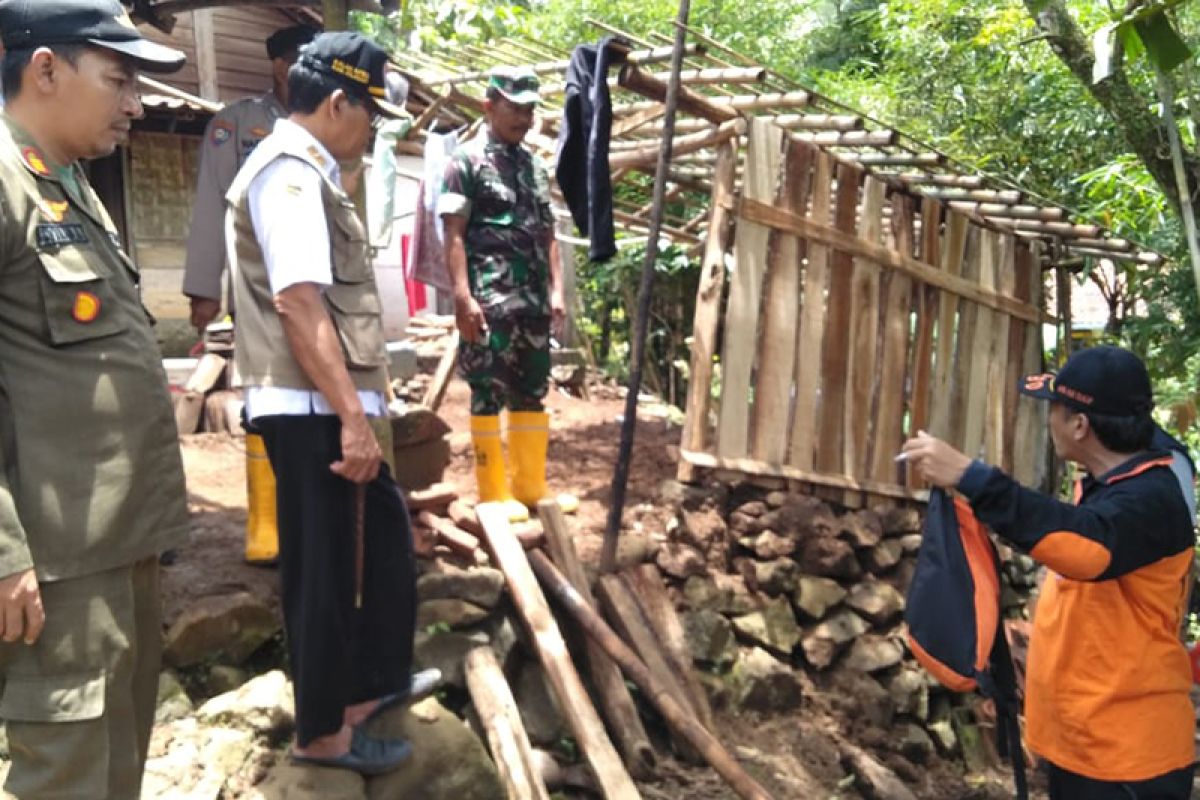 BPBD Cilacap menyiapkan tenda pengungsian warga terdampak tanah bergerak