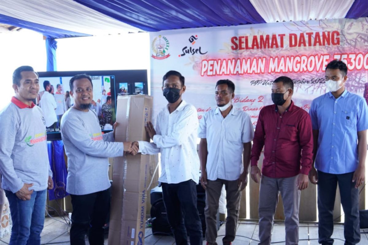 Pemprov Sulsel bantu alat pemancingan kepada nelayan