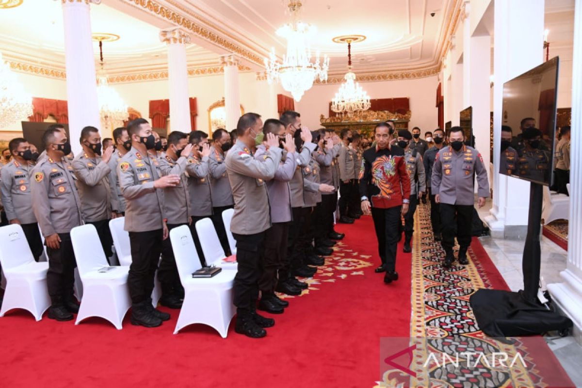 Jokowi minta para pejabat polisi memperhatikan gaya hidup