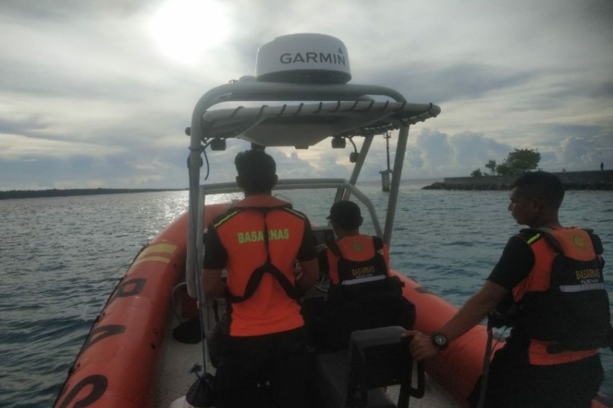 Basarnas mencari enam penumpang kapal mati mesin di perairan Wakatobi