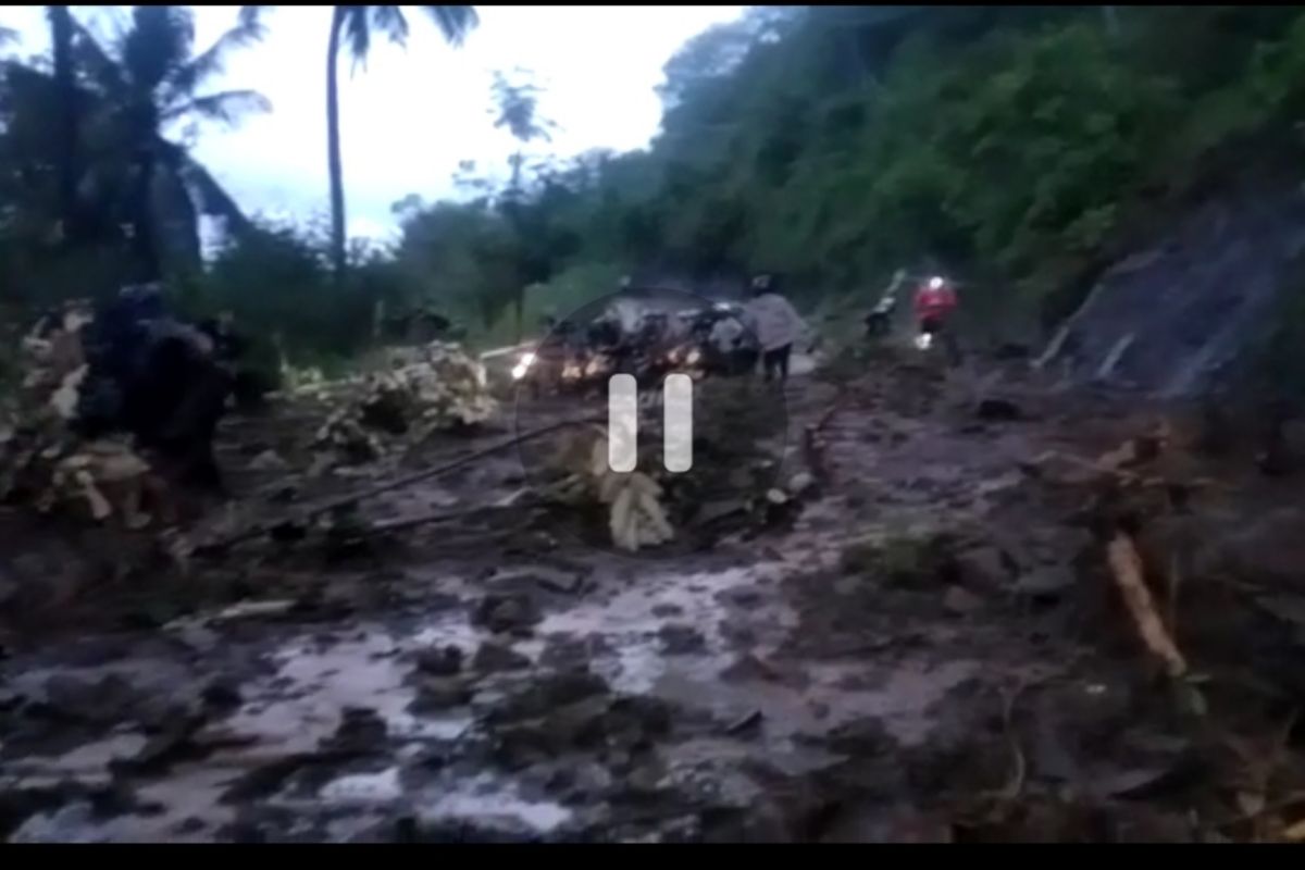 Ruas jalan Lombok Barat-Lombok Utara terputus