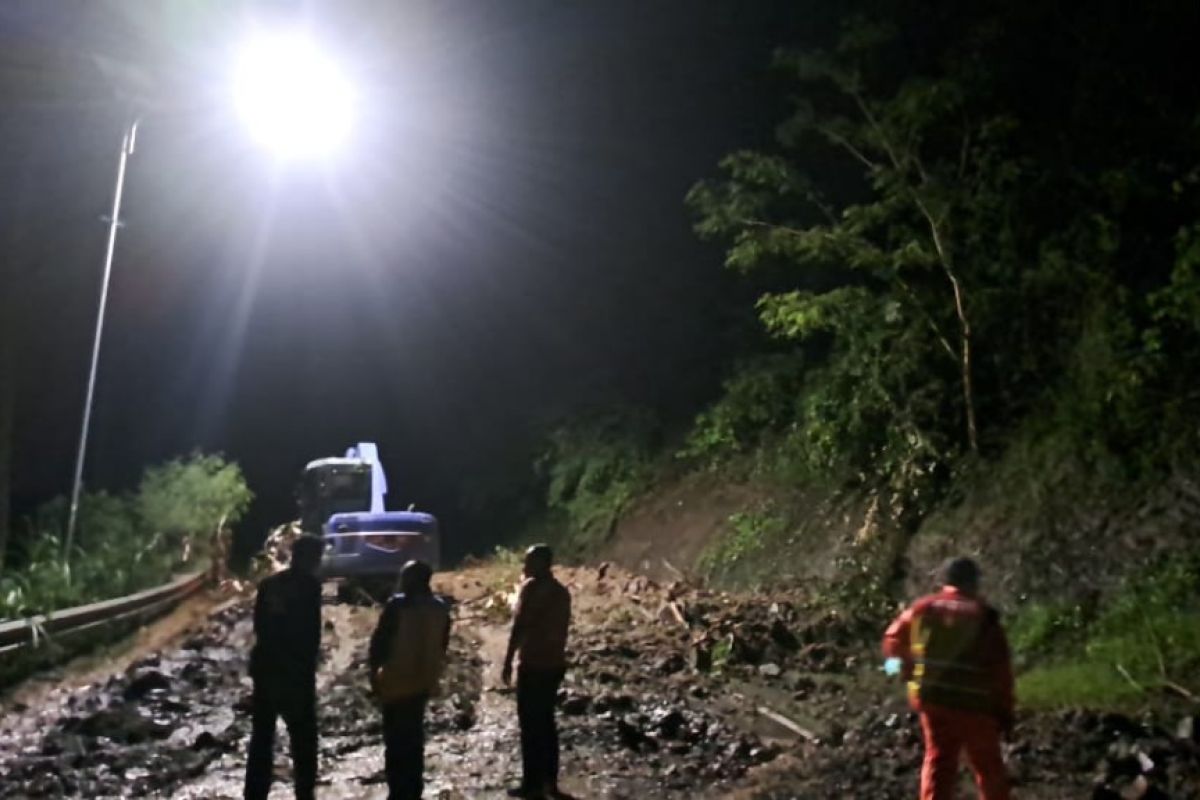 Akses jalan wisata Senggigi-Malimbu masih tertutup total akibat longsor