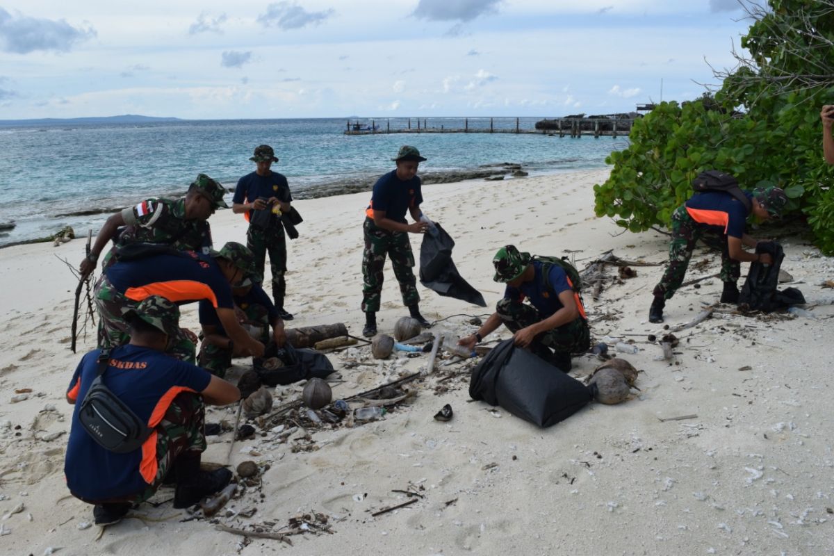 HUT Kopasgat TNI AU Denhanud 477 bersih pantai pulau terluar di Natuna