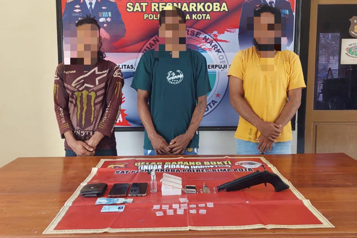 Temukan senjata api saat penggerebekan narkoba, tiga orang diringkus polisi