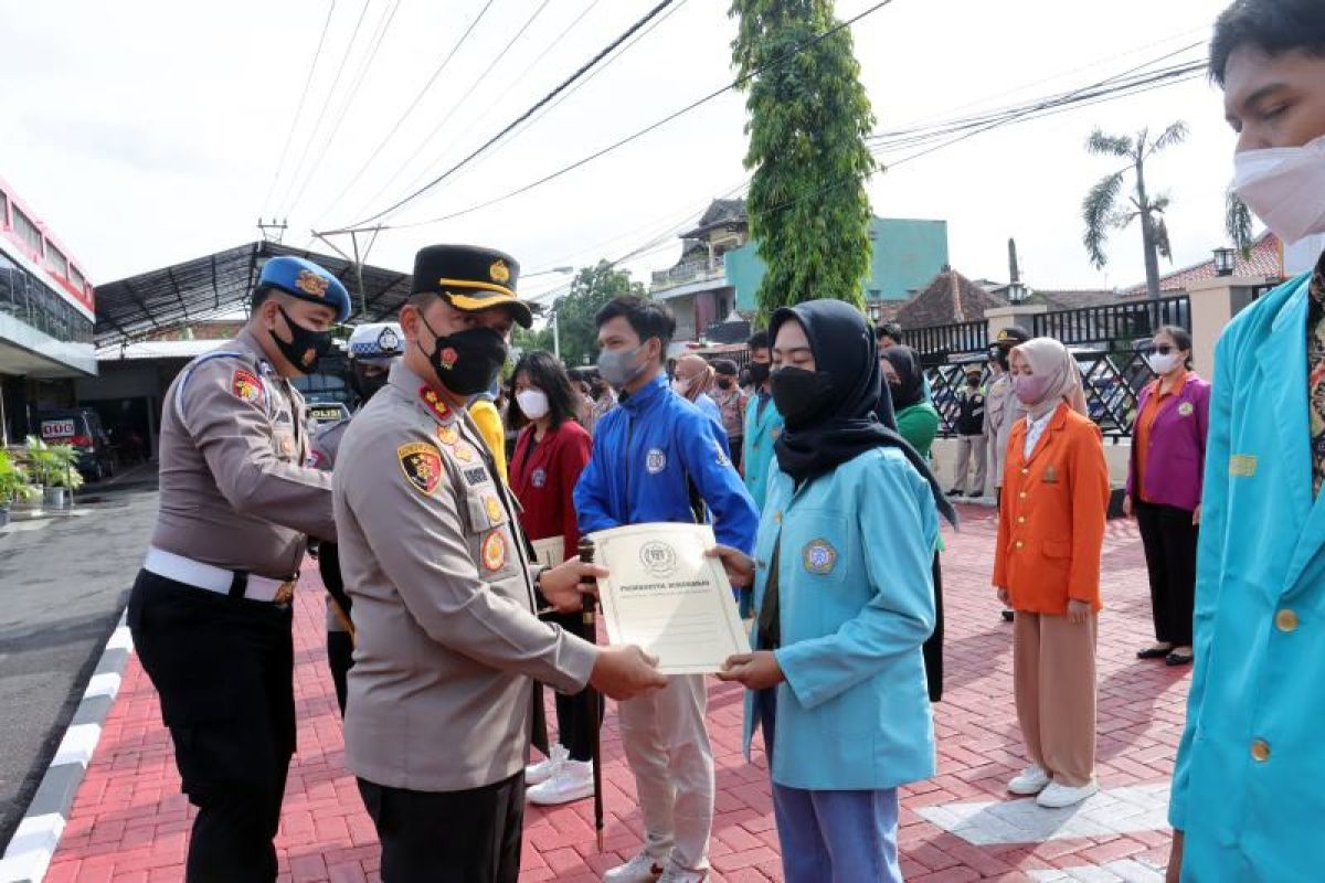 Puluhan siswa/siswi berprestasi asal Sukoharjo terima beasiswa dari polisi