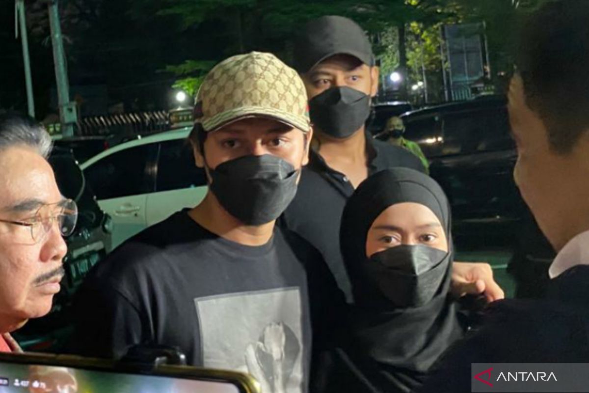 Kasus KDRT, Lesti Kejora-Rizky Billar saling rangkul saat datangi Polrestro Jaksel