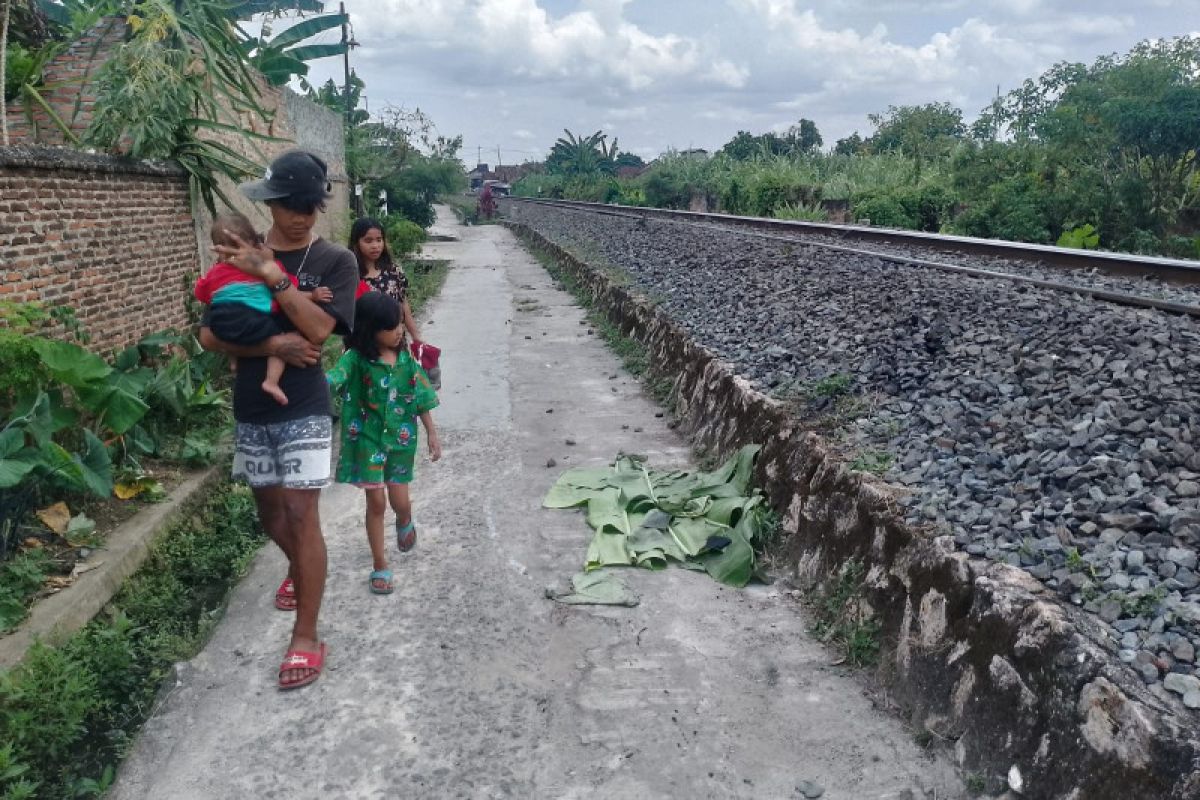 Usai makan nasi uduk, korban tewas terserempet kereta api sejauh 50 meter