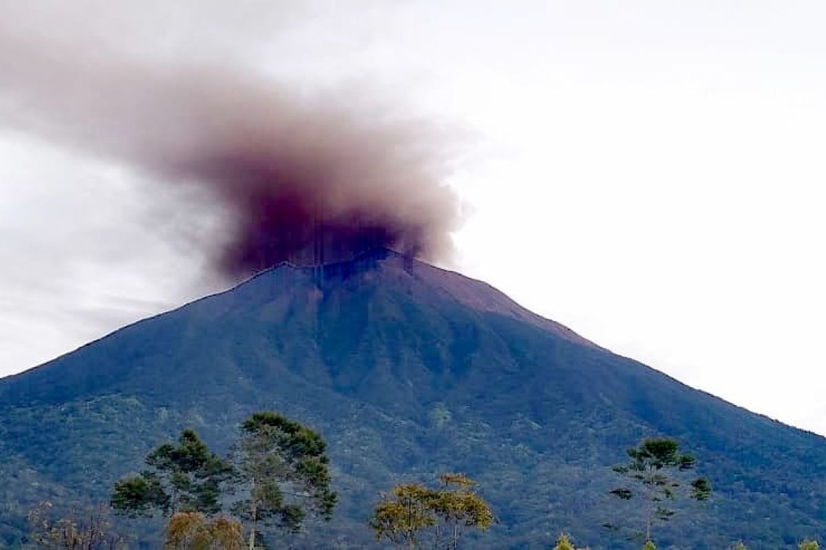 Gunung Kerinci keluarkan asap tebal