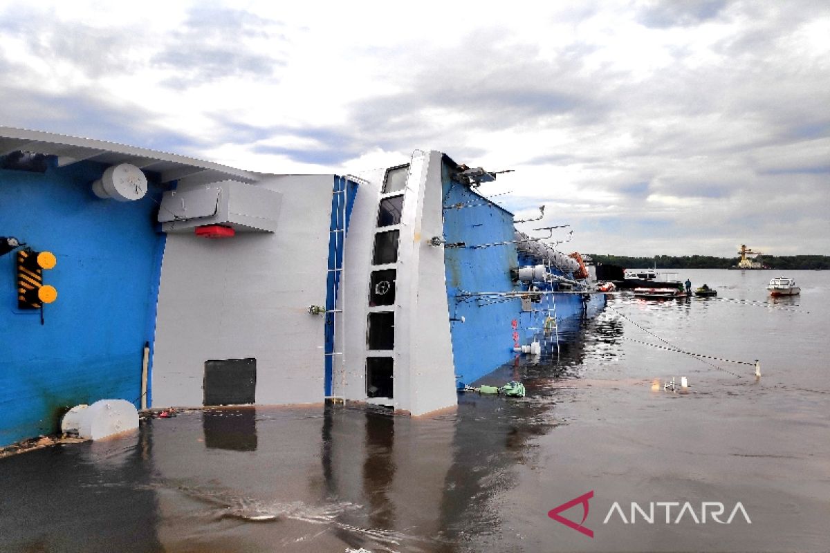 Kapal Satya Kencana III karam di Pelabuhan Kumai