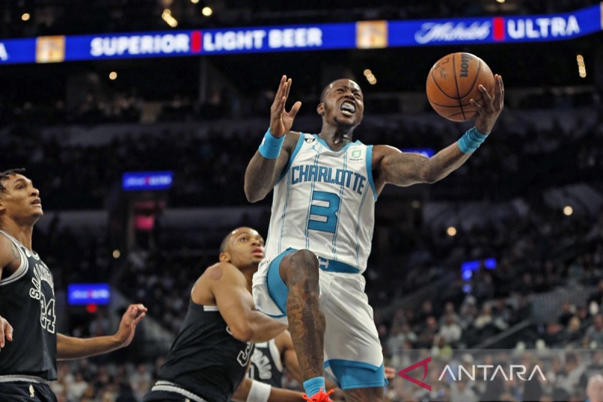 Terry Rozier pimpin Hornets buka musim pukul roster muda Spurs 129-102