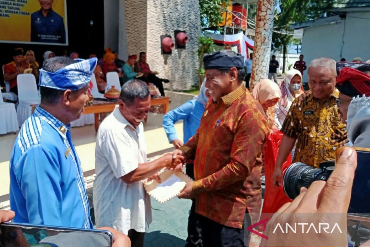 Pemkot Baubau serahkan bantalan BLT penyesuain harga BBM kepada 2.030 KPM