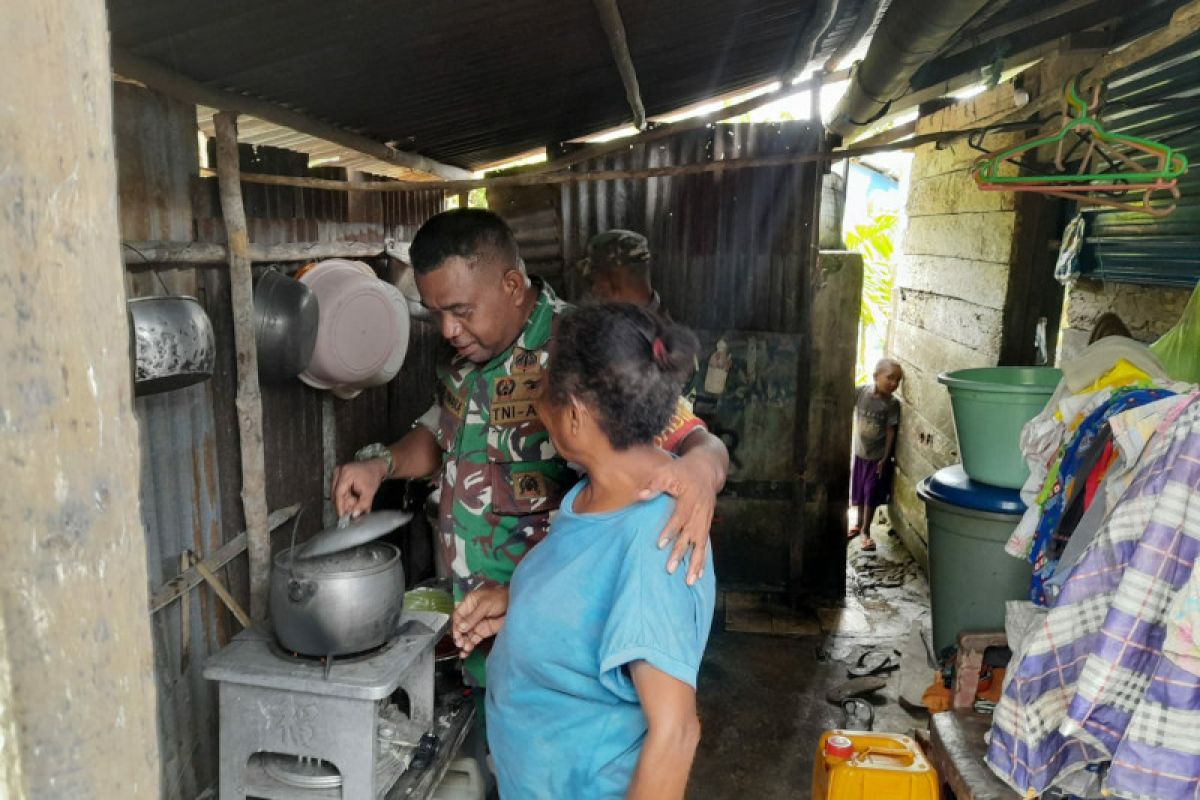 Babinsa Posramil 1708/BK anjangsana ke dapur warga