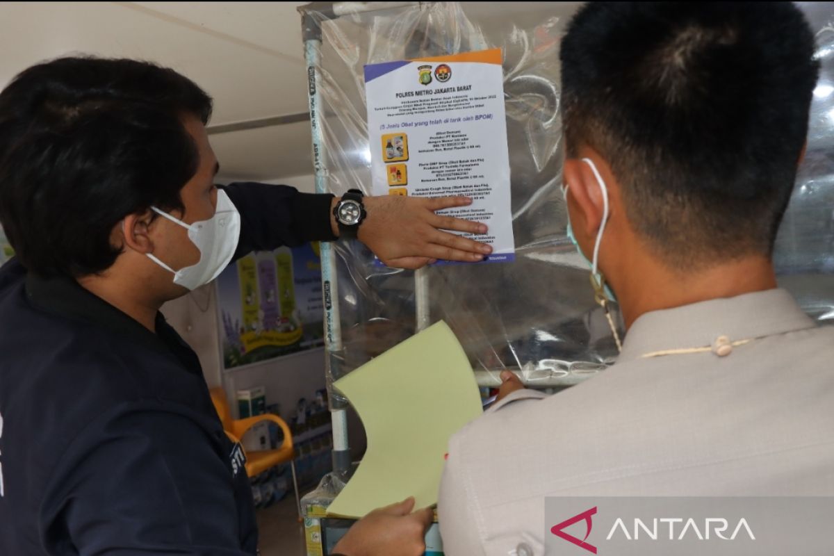 Polisi tempelkan pamflet obat sirup yang dilarang untuk edukasi masyarakat