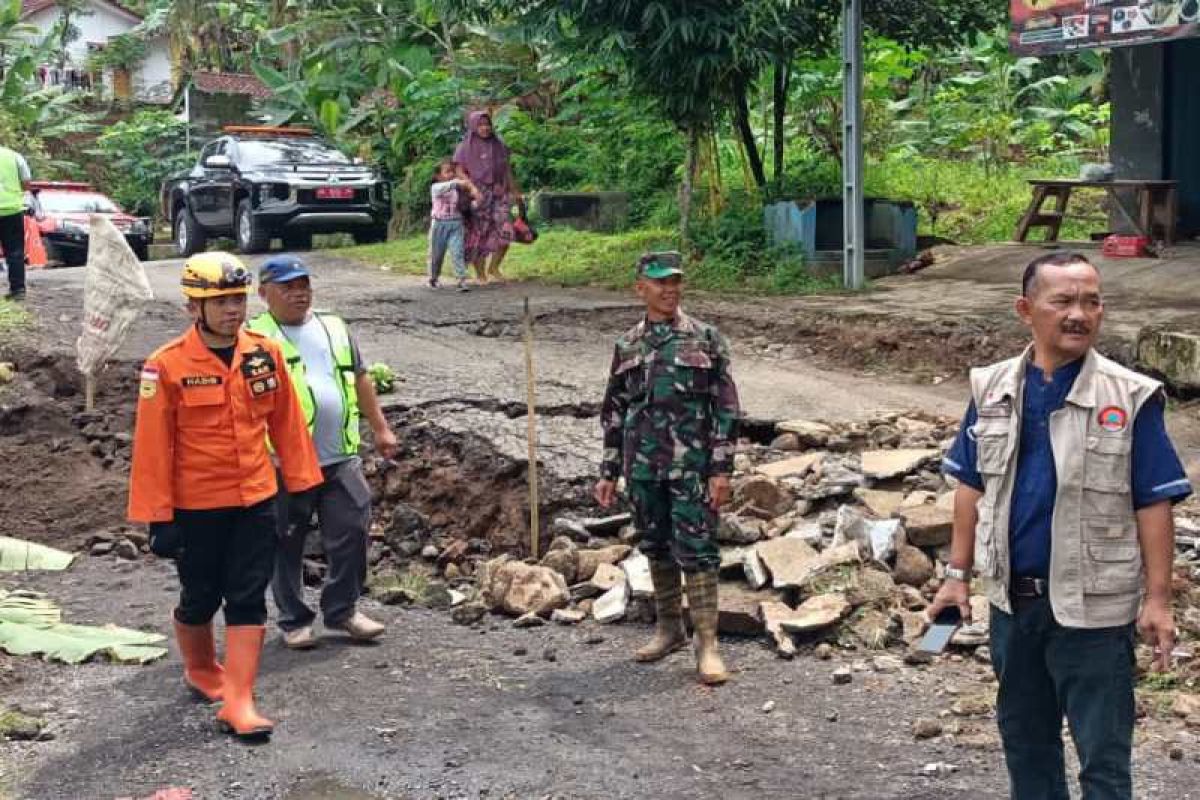 Tanah bergerak di Wonosobo akibatkan jalan ambles sepanjang 60 meter