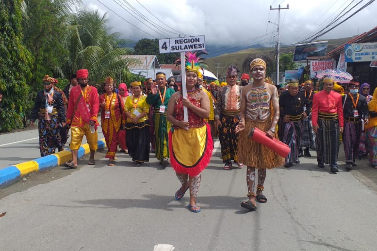 Bupati Jayapura melepas peserta pawai budaya nasional