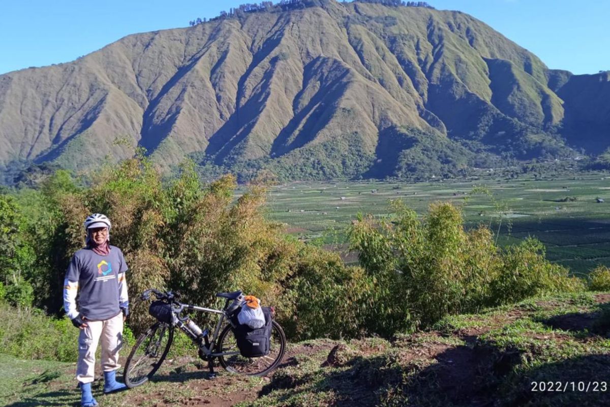 Demi fotografi, Pesepeda asal Sidoarjo bersepeda ke kaki Rinjani