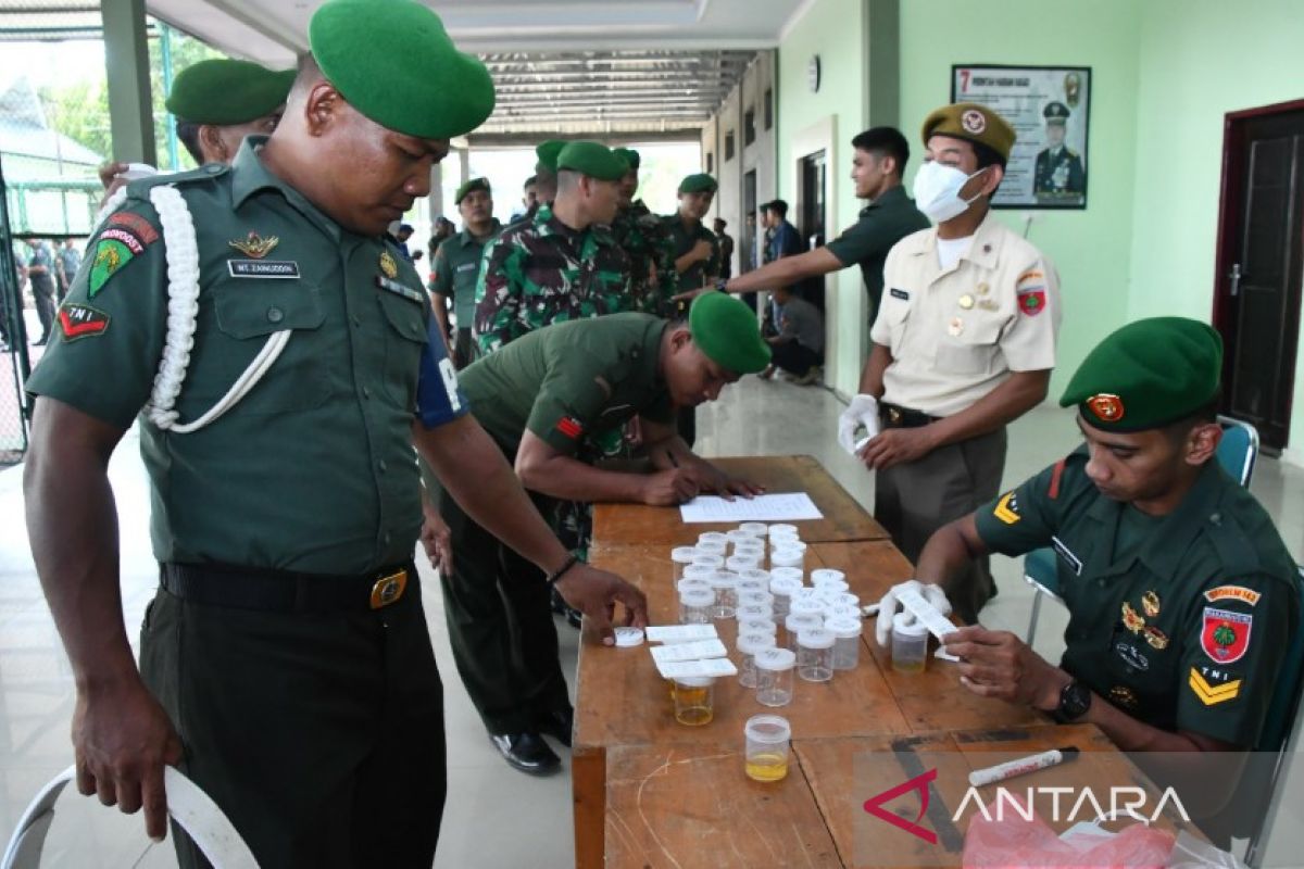 Prajurit-ASN Korem 143/Haluoleo tes urine untuk mencegah penyalahgunaan narkoba