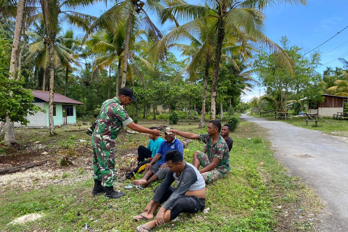 Kodim 1708/Biak Numfor jalin komsos bersama warga binaan di TMMD